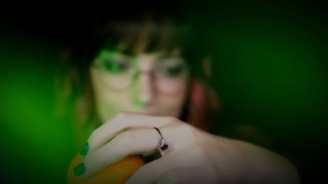 SkepticalPickle ASMR. Шёпот, движения рук, звуки рта, извлечение звуков из разнообразных предметов.