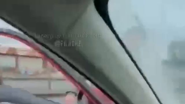 В Петербурге мигрант напал на машину семейной пары с годовалым ребёнком !!!