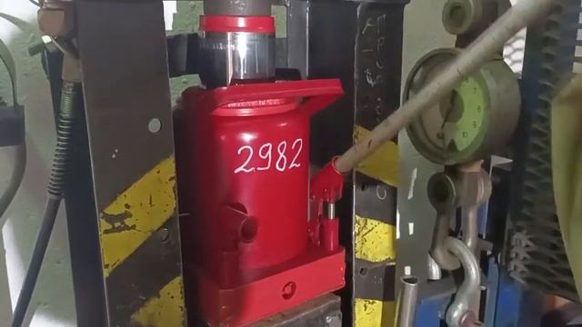 Гидравлический домкрат 100 тонн с манометром. Проверка на испытательном стенде