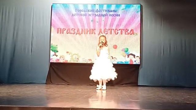 "Снежная песенка" поёт Александра Бокова (6 лет)