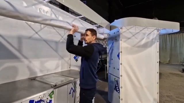Ролл бар для уличной торговли с шторками для ночного хранения.