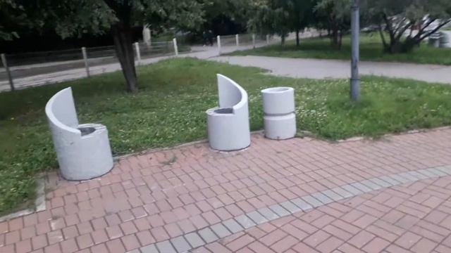 сквер на Учительской   ,но скамейки крадут. Новосибирск