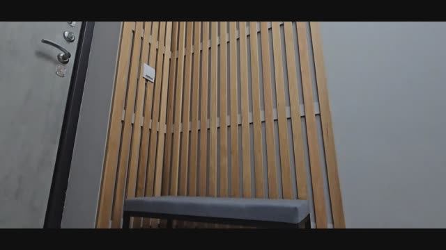 Как обшить стены в прихожей дубовыми рейками.