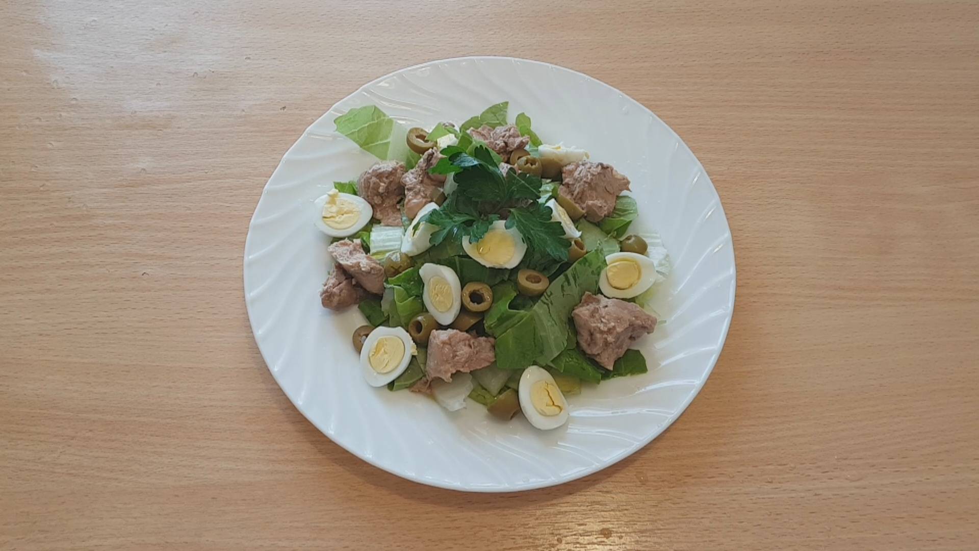 Салат из печени трески с пекинской капустой