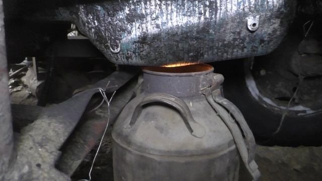 бюджетный способ разогрева трактора зимой. Дёшево и сердито.