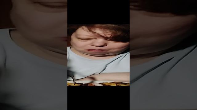 #сонная муха ест на камеру