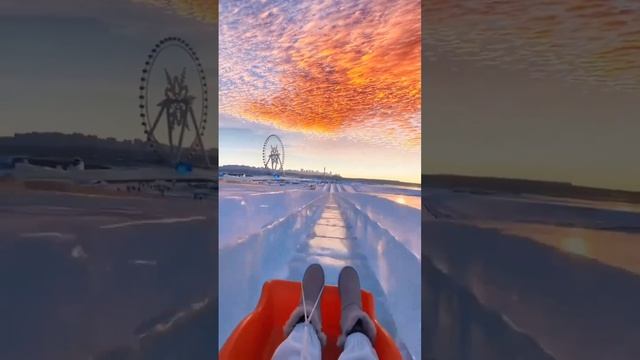 Самая длинная ледяная горка в парке Harbin Ice and Snow World в китайском Харбине