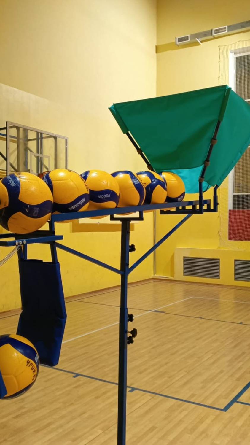Тренажёр для волейбола. Отработка атакующего удара. Автоматическая подача мячей. Загрузка мячей.