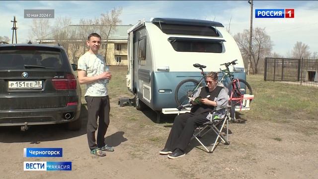 Путешественники из Иркутска, которые жили в автодоме под окнами черногорского роддома, выехали домо