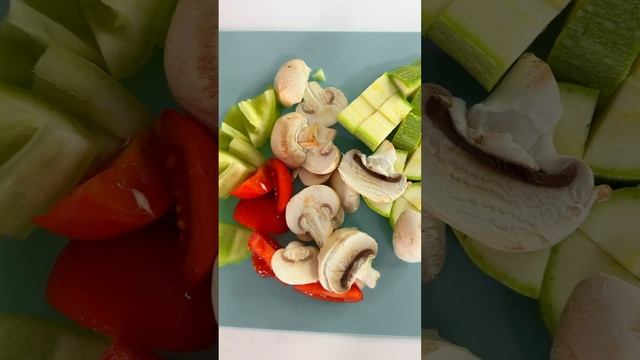 ИДЕАЛЬНЫЙ УЖИН ДЛЯ ПОХУДЕНИЯ - теплый салат с курицей и овощами 😍 Рецепт в комментариях!