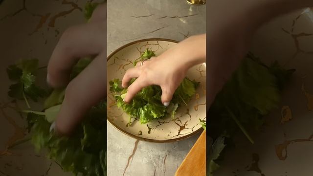 Рецепт: баклажаны, помидор, сыр, кинза, салат листья, кукурузный крахмал #рецепт #рецепты