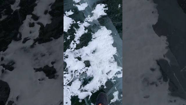 Блестящий и хрустящий лед Байкала