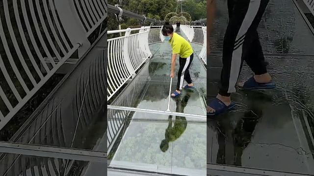 Уборка на пешеходном мосту в китайском национальном лесном парке Чжанцзяцзе