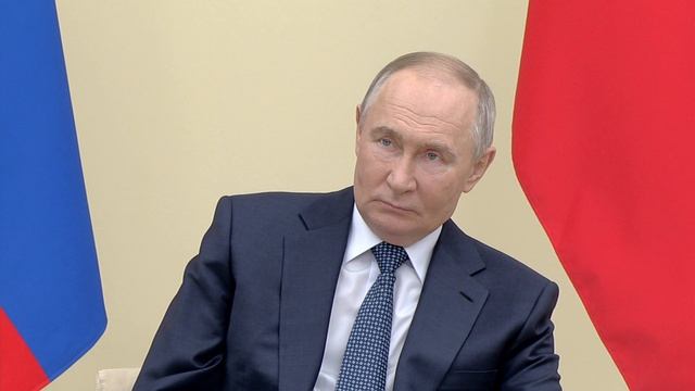 «Дмитрий Анатольевич сейчас подойдёт!»: Путин пошутил про Медведева и его фразу "денег нет"