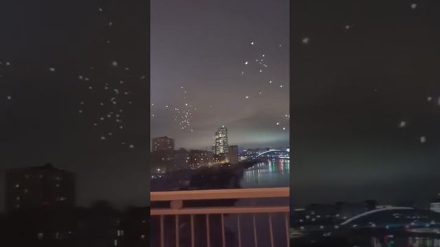 🎇На Шелепихинском мосту молодые люди устроили незапланированный праздник для себя и для прохожих🎇