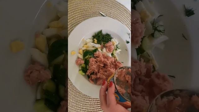Быстрый, белковый салат с тунцом