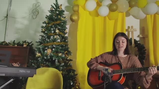 Музыканты-любители поют песни советского периода (такая была тематика квартирника)