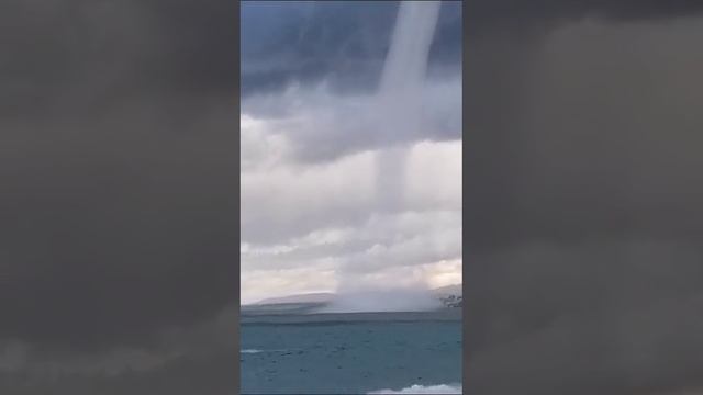 🌪 Водяной смерч рядом с городом Фурнари, Италия, Сицилия, 30 ноября 2024.