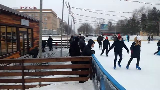 0965, г. Орёл, площадь Ленина, памятник Ленину, ледовый каток, сломался экран, молодёжь на коньках