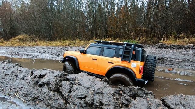 Гряземесное трофи на радиоуправляемых внедорожниках Форд Бронко HB R1001 и Джип Вранглер Injora.