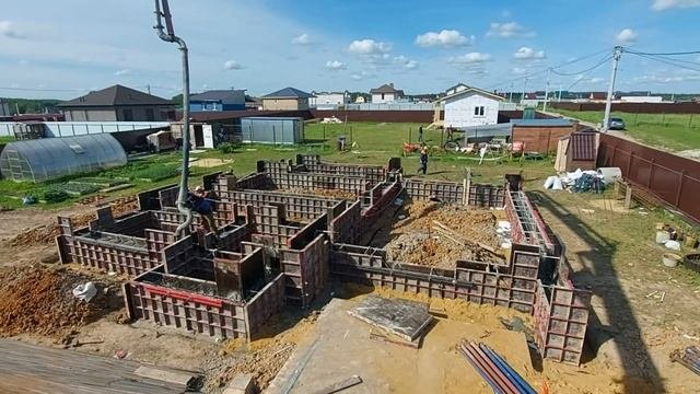 Вода мешает устройству фундамента!!! Подпор воды в шурфах для свай!  Что делать???