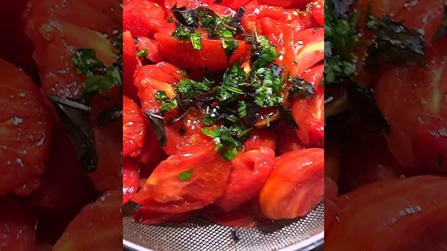 Как заморозить крупные томаты?