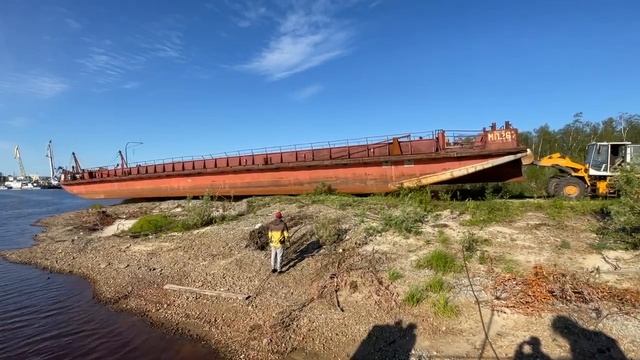 Спуск на воду аппарельной баржи пр.944 на пневматических ролик-мешках