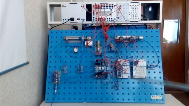 Система электропневмоавтоматики со счётчиком под управлением промышленного контроллера.