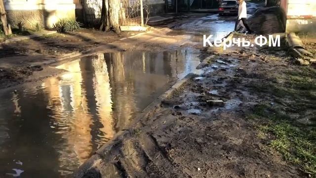 Тротуар и дорога затоплены водой в Аршинцево