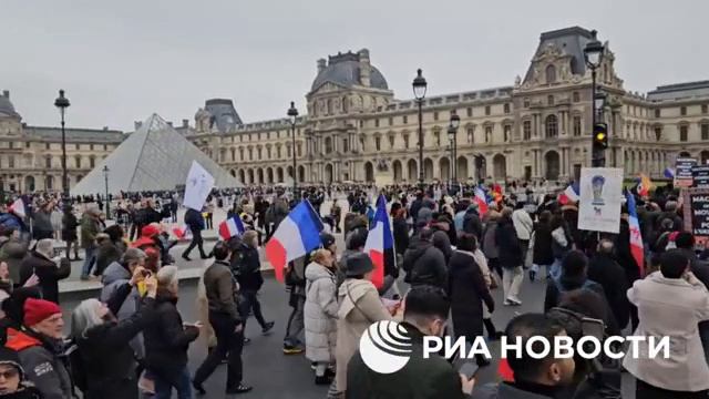 В Париже прошел митинг против военной помощи Киеву.   Несколько тысяч человек собрались на площади