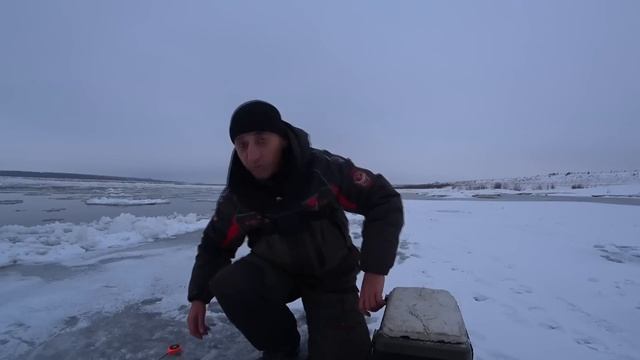 ОПАСНЫЙ ПЕРВЫЙ ЛЁД!!! ЗАШЛИ на ЛЬДИНУ и ПОШЛА ЖАРА, рыбалка на мормышку.