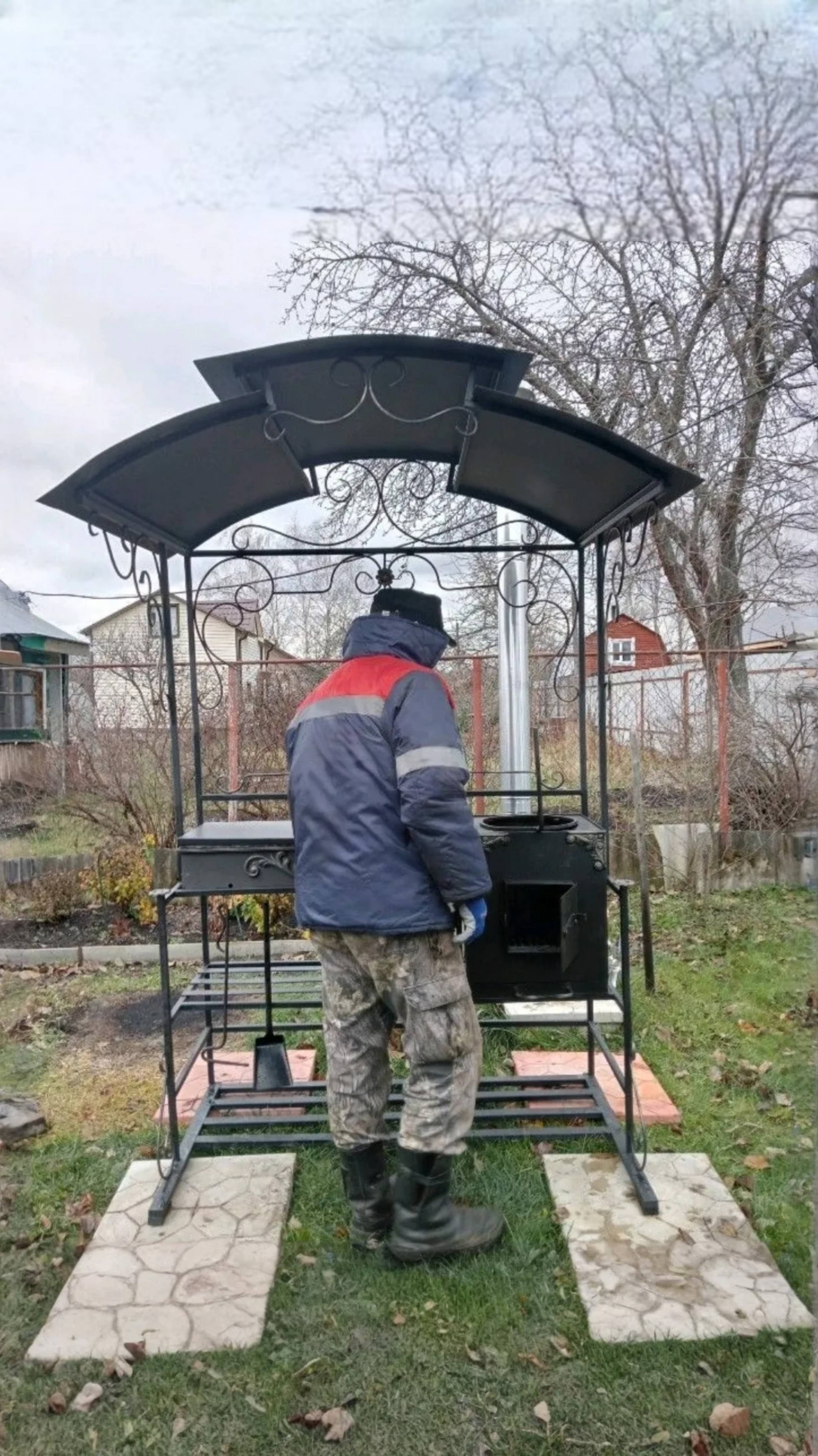 Мангал "Очаг с крышей" по т.8-495-764-44-02 или https://mos-mangal.ru/?p=861
⠀