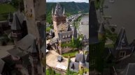Замок Кохем в Рейнланд-Пфальце, Германия, привлекает туристов своей архитектурой и историей. Он р...