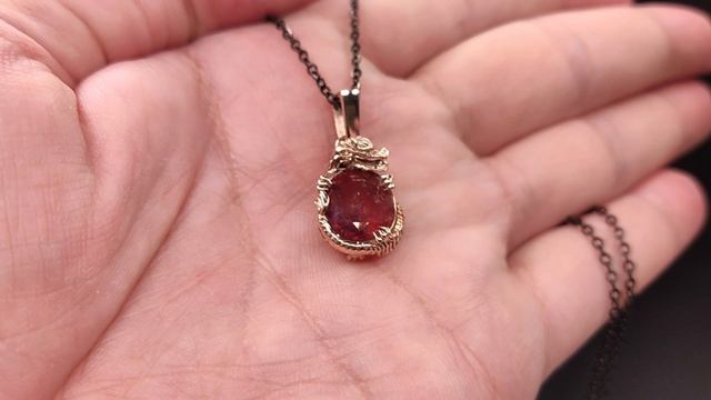 Кулон золотой «Дракон», Сапфир 3.46 ct.