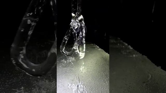 залипательное видео !!! звенья цепи из льда