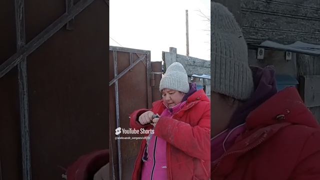 Замок на воротах замёрз
