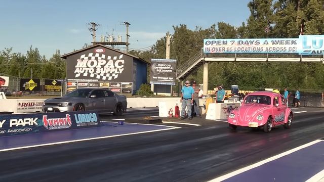 VW Beetle против Hellcat Charger — дрэг-рейсинг на четверть мили