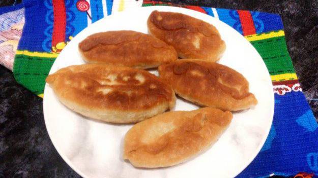 Пирожки с сыром и зеленым луком на сковороде