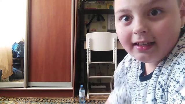 кидаю бутылку воды просто шок
