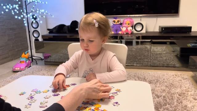 Ева играет в настольные игры ♦️⭐️#1год11месяцев