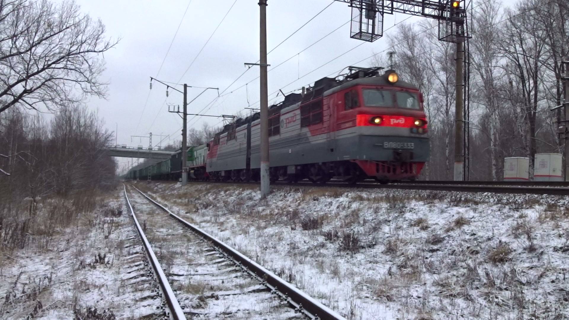 Электровоз ВЛ80с-333 с перегоняемым тепловозом ТЭМ18-419 и грузовым поездом