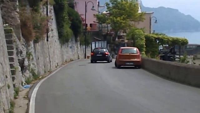 Vettica Di Amalfi Tombini Della Rete Fognaria Rotti