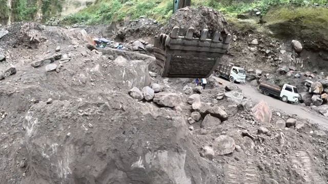 Строительство, песок вывозят грузовиками и он быстро заканчивается
