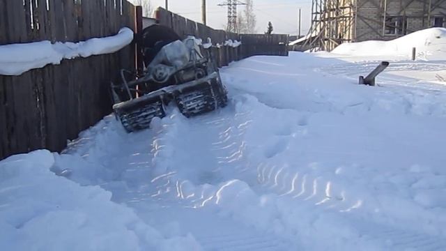 Самодельный снегоход въехал в калитку