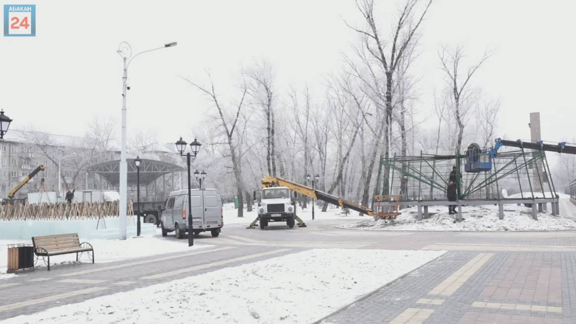 Главная городская елка растет вверх в Черногорском парке