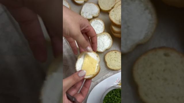 Горячая брускетта с сыром и беконом 🧀🥓 #фуршетсолигорск #еданазаказ #брускетта #food #рецепты