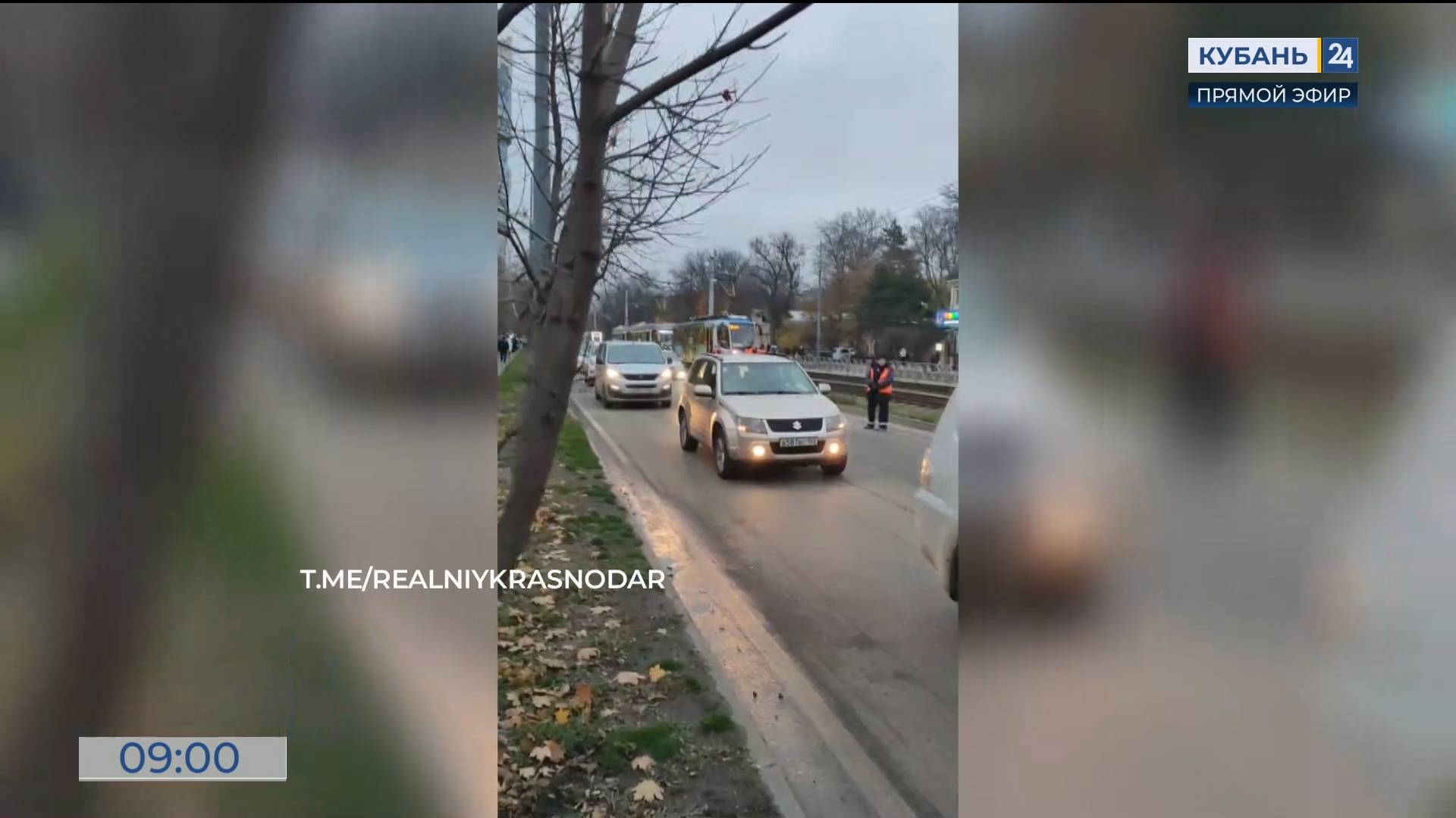 Трамваи вновь встали из-за провала на улице Московской в Краснодаре