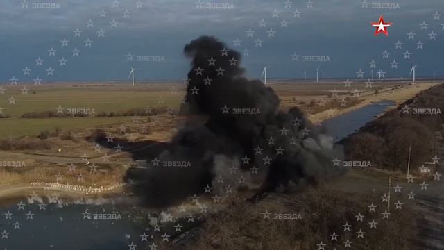 Войска РФ взорвали дамбу, закрывавшую воду из Днепра в Крым.