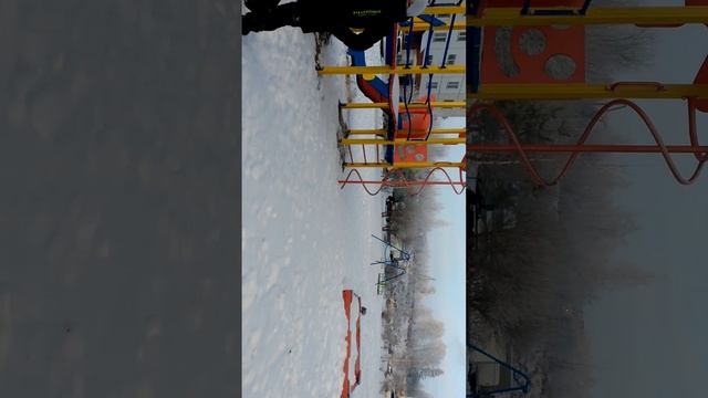 гуляю с братом по нашей улеце