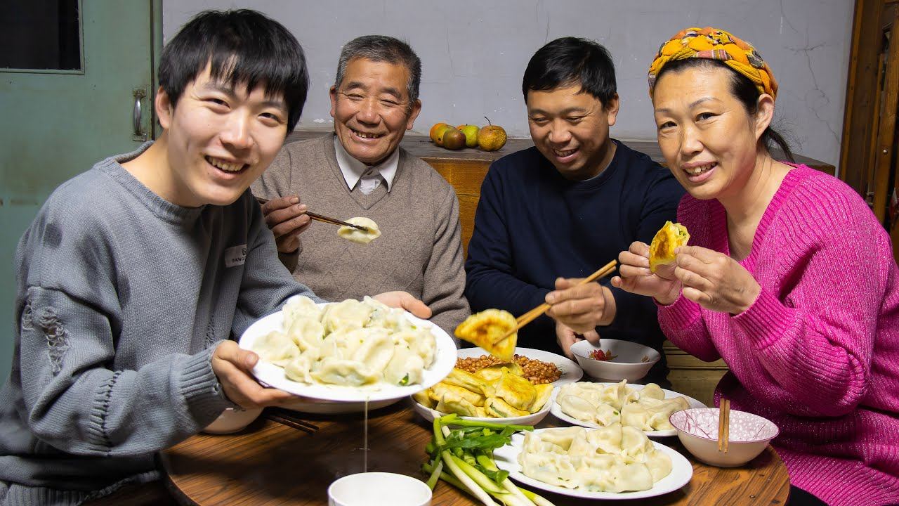 煮一大锅水饺，韭菜鸡蛋海米馅，再烙1盘韭菜盒子，一家人吃得香【会成一家】